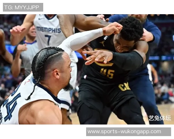 亚当斯称狄龙场下可爱场上却毫不留情甚至肘击自己