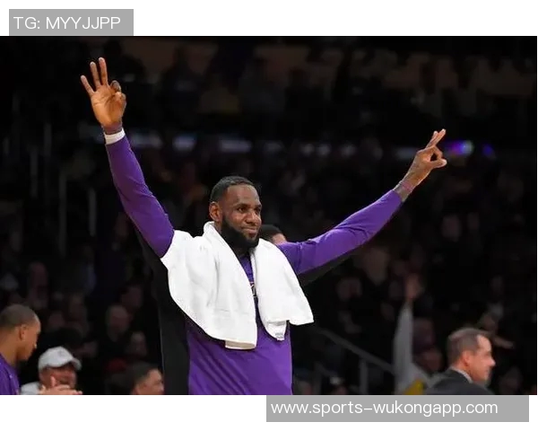 老詹虽显生疏但视野传球依旧出色艾顿与海斯双双获益丰厚