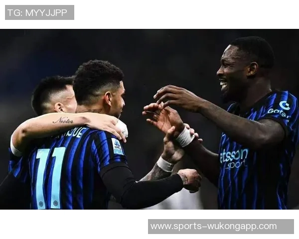 泽林斯基第90分钟远射绝杀庆祝照向妻子示爱赢得国家德比荣耀 泽林斯基第90分钟远射绝杀庆祝照向妻子示爱赢得国家德比荣耀